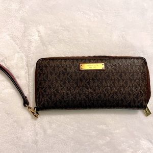 Micheal Kors Travel Wallet